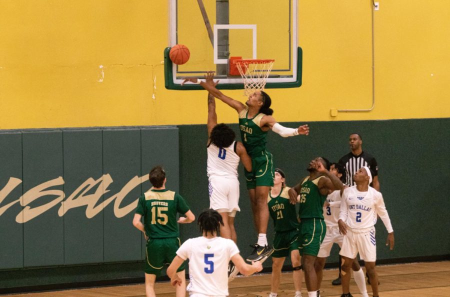 Senior+Gerard+Makuntae+blocked+the+ball+from+an+attempted+layup+by+UNT-Dallas%2C+he+finished+the+game+with+four+total+blocks.
