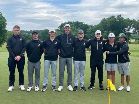 USAOs mens golf team, including Luca Gisler, Luke ODell, Tate Trotter, Caleb Smith, Jax Brewer, Grant Murphey, Conner Cryer, and Jaeden Ellis huddle together at Waterchase Golf Club.