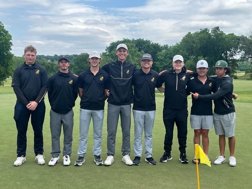 USAOs+mens+golf+team%2C+including+Luca+Gisler%2C+Luke+ODell%2C+Tate+Trotter%2C+Caleb+Smith%2C+Jax+Brewer%2C+Grant+Murphey%2C+Conner+Cryer%2C+and+Jaeden+Ellis+huddle+together+at+Waterchase+Golf+Club.