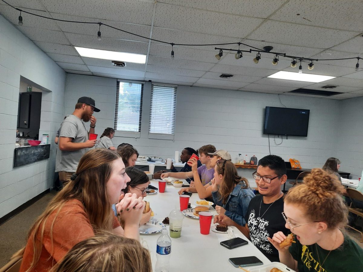 Students engage in fellowship while enjoying free food during BCM’s Noonday.