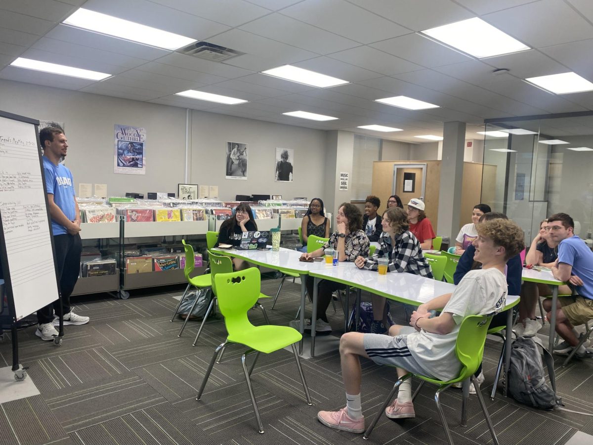 Editor-in-Chief Gary Jackson talks to The Trend's writers about article ideas at their second meeting of the spring trimester. 